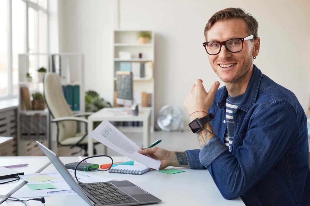 smiling it developer designing web applications 2021 09 24 04 17 39 utc